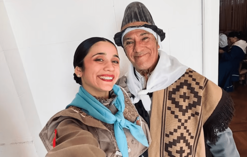 “No buscamos encajar en la sociedad”: el romance de una chica de 21 y un hombre de 55 años que nació en una peña de&nbsp;folclore