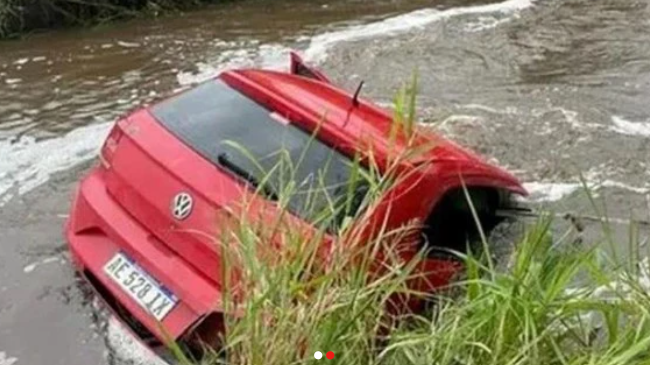 Tres jóvenes murieron tras despistar y caer con su auto a un canal en una ruta de&nbsp;Tucumán