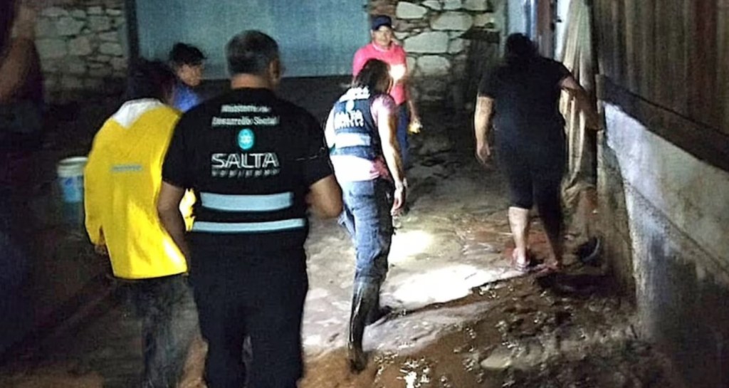 Se desplegaron operativos de emergencia en el norte argentino tras las fuertes lluvias que desbordaron&nbsp;cauces
