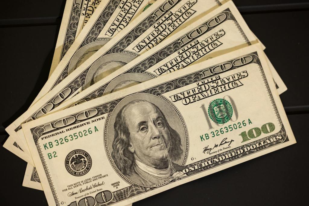 Caputo destaca avance del BCRA hacia cumplimiento de meta de&nbsp;reservas